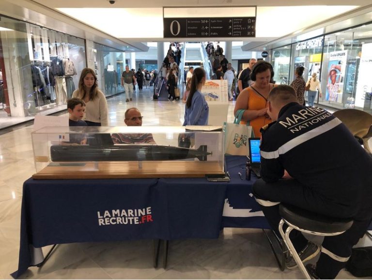 Lyon : Les forces armées s'installent dans le temple du shopping