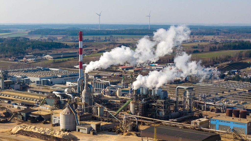 Les industries énergivores de l'Est européen (ici, une usine de transformation de bois à Grajewo, en Pologne) sont en première ligne face à la hausse des prix de l'énergie.