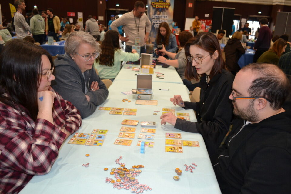 Manon, Sandrine, Enora et Lucas ont découvert un nouveau jeu de plateau