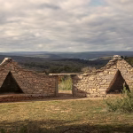 Des refuges poétiques le long du GR 65 accueillent les voyageurs en quête de repos