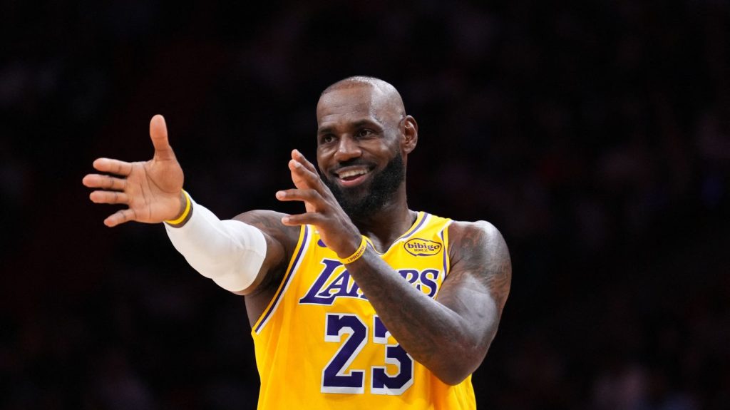 NBA : LeBron James établit un record de longévité avec 1 612 matchs en saison régulière
