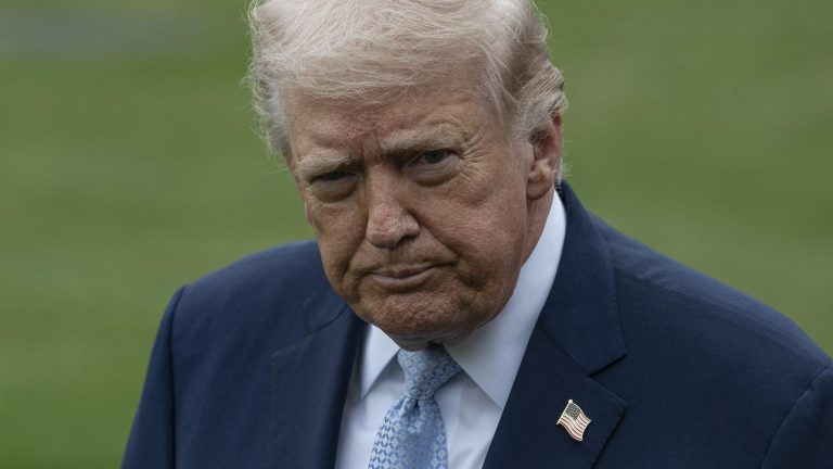 Donald Trump prévoit une réduction des opérations militaires contre l'Iran malgré un déploiement accru.