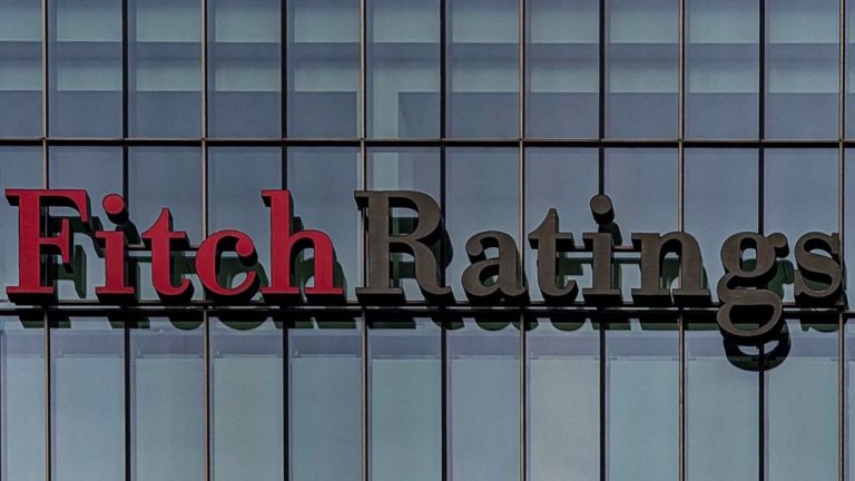 Fitch maintient la note de la France à A+, soulignant une économie solide et une dette élevée.