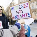 Des parents se mobilisent à Paris pour dénoncer les violences dans le périscolaire