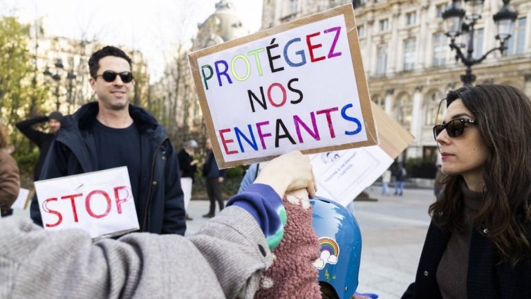 Des parents se mobilisent à Paris pour dénoncer les violences dans le périscolaire