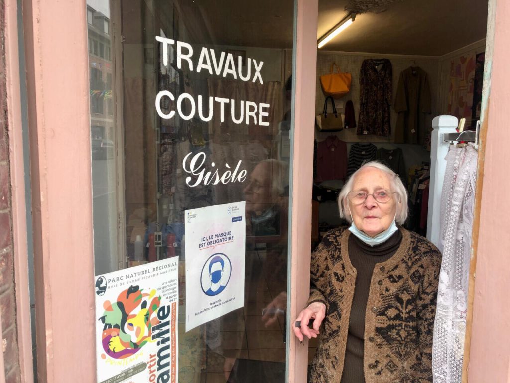 À 95 ans, Gisèle, la commerçante la plus âgée de la ville, prend une retraite bien méritée