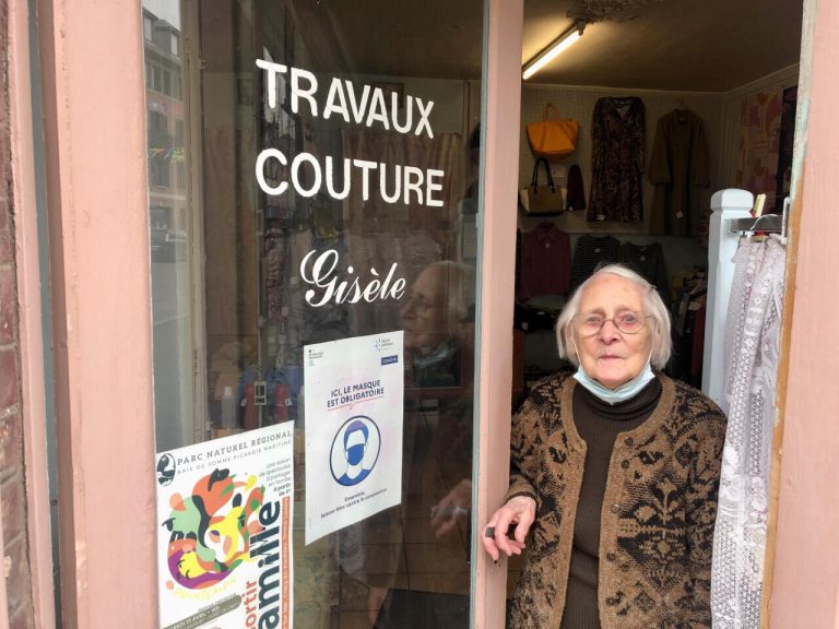 À 95 ans, Gisèle, la commerçante la plus âgée de la ville, prend une retraite bien méritée