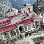 Grèce : Une église inclinée suscite l'intérêt des visiteurs