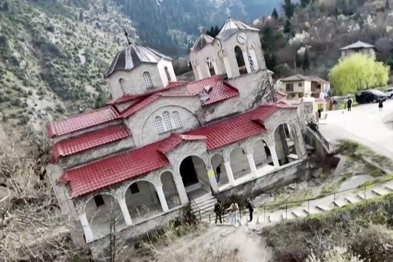Grèce : Une église inclinée suscite l'intérêt des visiteurs