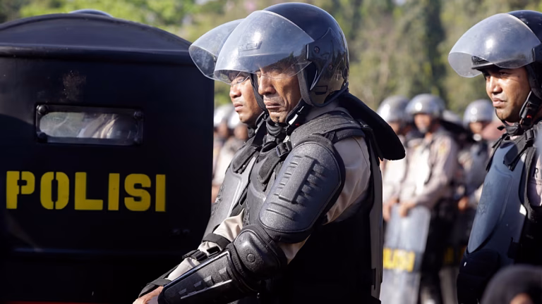 Pornographie à Bali : arrestation de deux Français et d'un Italien