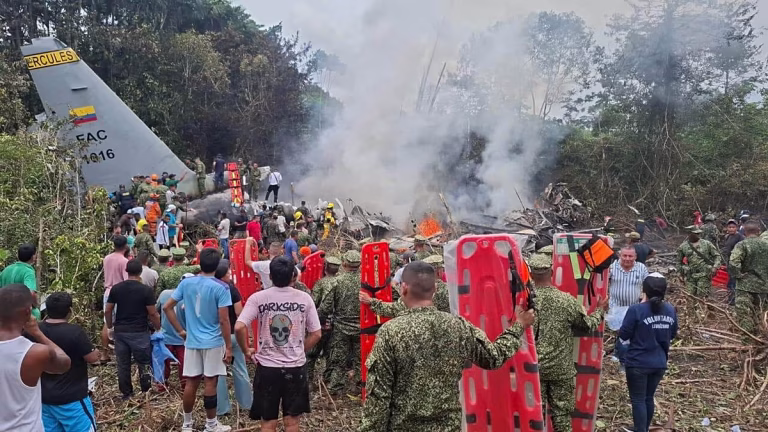 Vidéo : Crash d'un avion militaire colombien, des débris en flammes observés