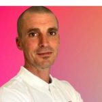 Casque et lance incendie le jour, crampons et ballon le week-end : Jonathan, pompier et entraineur de foot - ICI