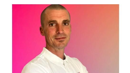 Casque et lance incendie le jour, crampons et ballon le week-end : Jonathan, pompier et entraineur de foot - ICI