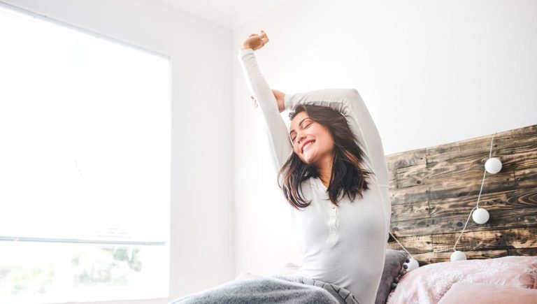 Dimanche matin : un mouvement simple pour réveiller le corps en douceur - ICI