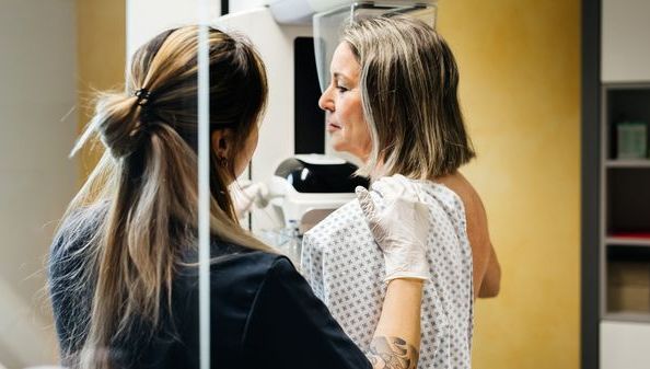 Cancer chez les personnes âgées : une onco-gériatre alerte sur la banalisation des symptômes