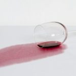 Enlever une tache de vin sèche avec de la vodka - ICI