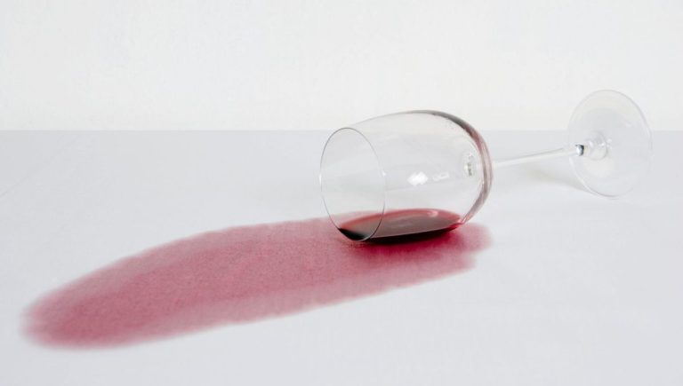 Enlever une tache de vin sèche avec de la vodka - ICI