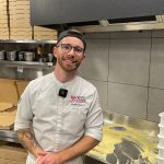 "C'est comme ça que je m'amuse" : un triple champion de France de pizza acrobatique à Soetrich - ICI