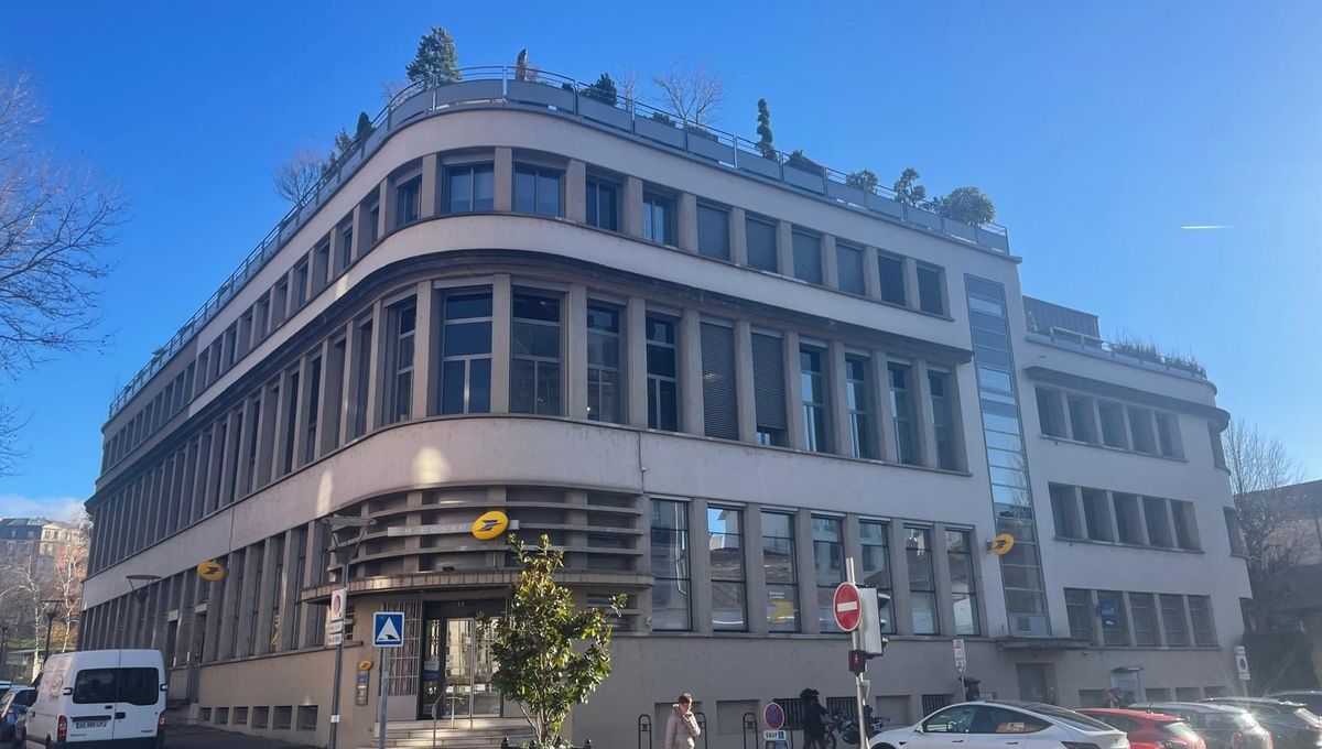 Le Puy-en-Velay : la grande poste, un bâtiment Art déco rénové et modernisé.