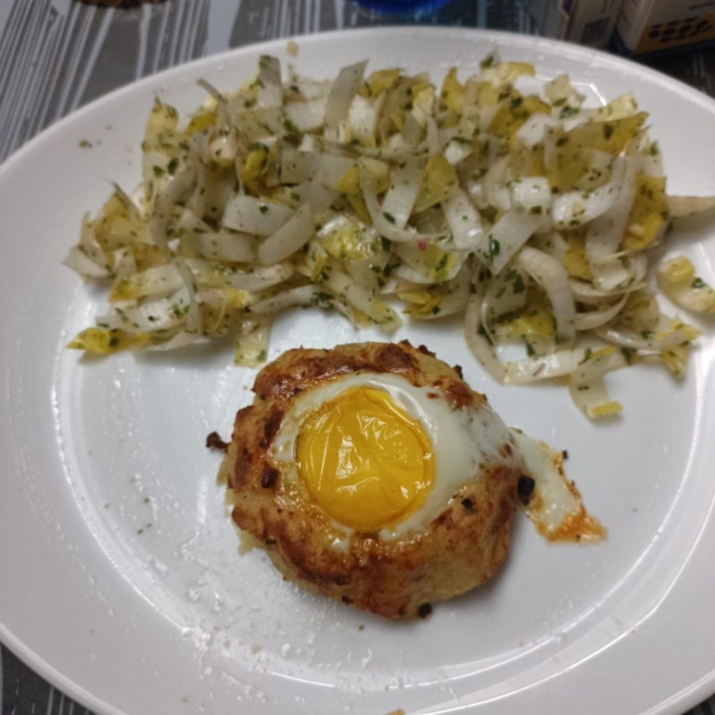 Nids de pommes de terre garnis d'œufs : une recette simple et savoureuse