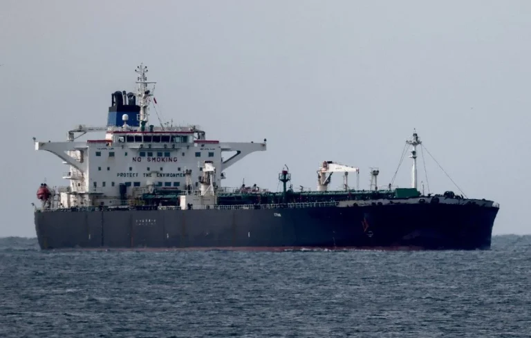 Le pétrolier Deyna intercepté en Méditerranée arrive à Fos pour une enquête