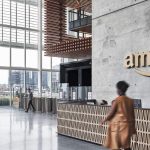 Amazon dépasse Walmart en revenus globaux, mais reste derrière dans le commerce physique