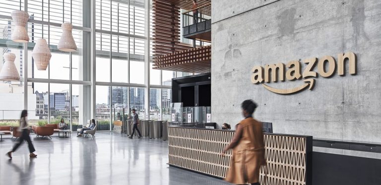 Amazon dépasse Walmart en revenus globaux, mais reste derrière dans le commerce physique