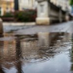 Météo : vigilance jaune crue et pluie inondation pour l'Hérault ce week-end avec ciel gris et sol mouillé.