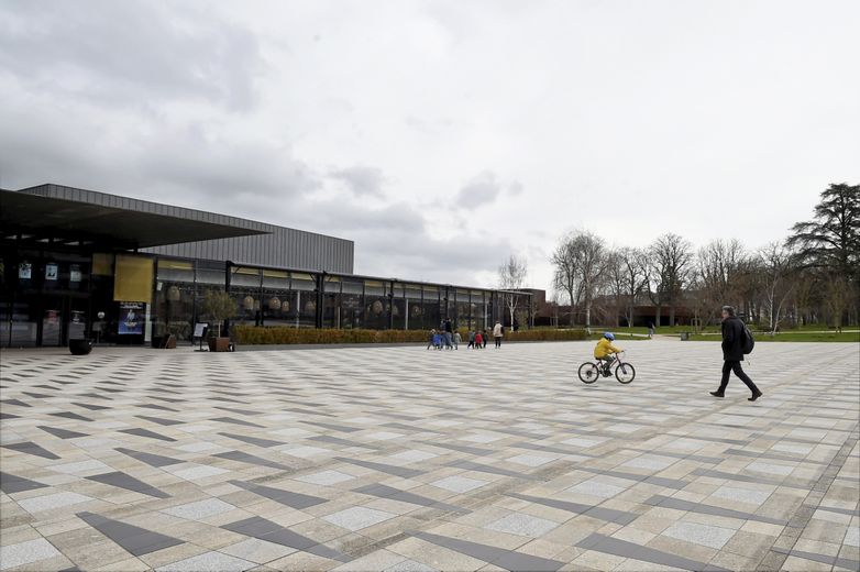 Multiplexe et brasserie sur l’esplanade. Au fond, le musée.