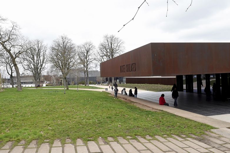 Dans le prolongement du musée, esplanade, salle des fêtes, multiplexe, au cœur d’un parc arboré.