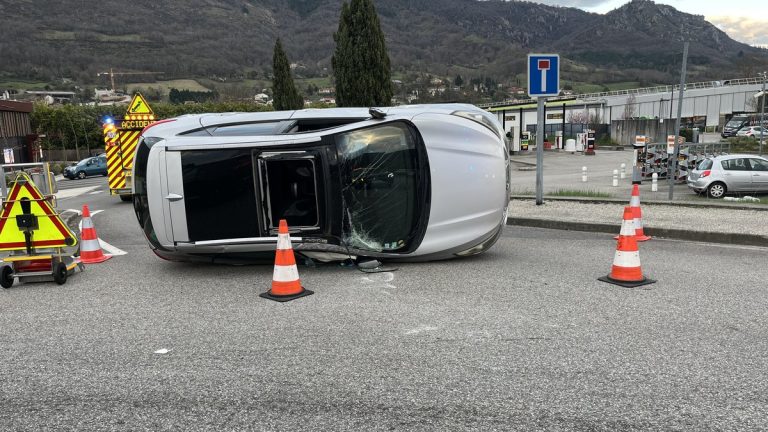 "La conductrice a senti un choc mais ne se rappelle pas ce qui s’est passé" : accident spectaculaire dans un rond-point, la voiture finit sur le côté