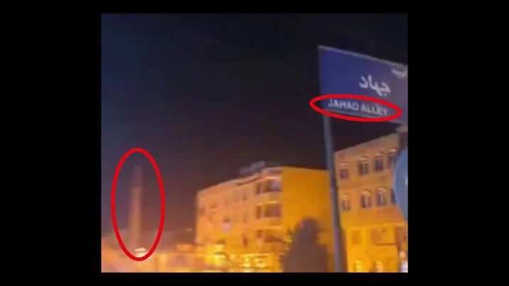 Le nom de la rue sur le panneau et le monument en arrière plan nous permettent de géolocaliser ces images.