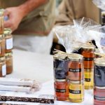 Marché à le ferme à Méré avec ses nombreux producteurs - ICI