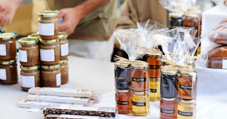 Marché à le ferme à Méré avec ses nombreux producteurs - ICI