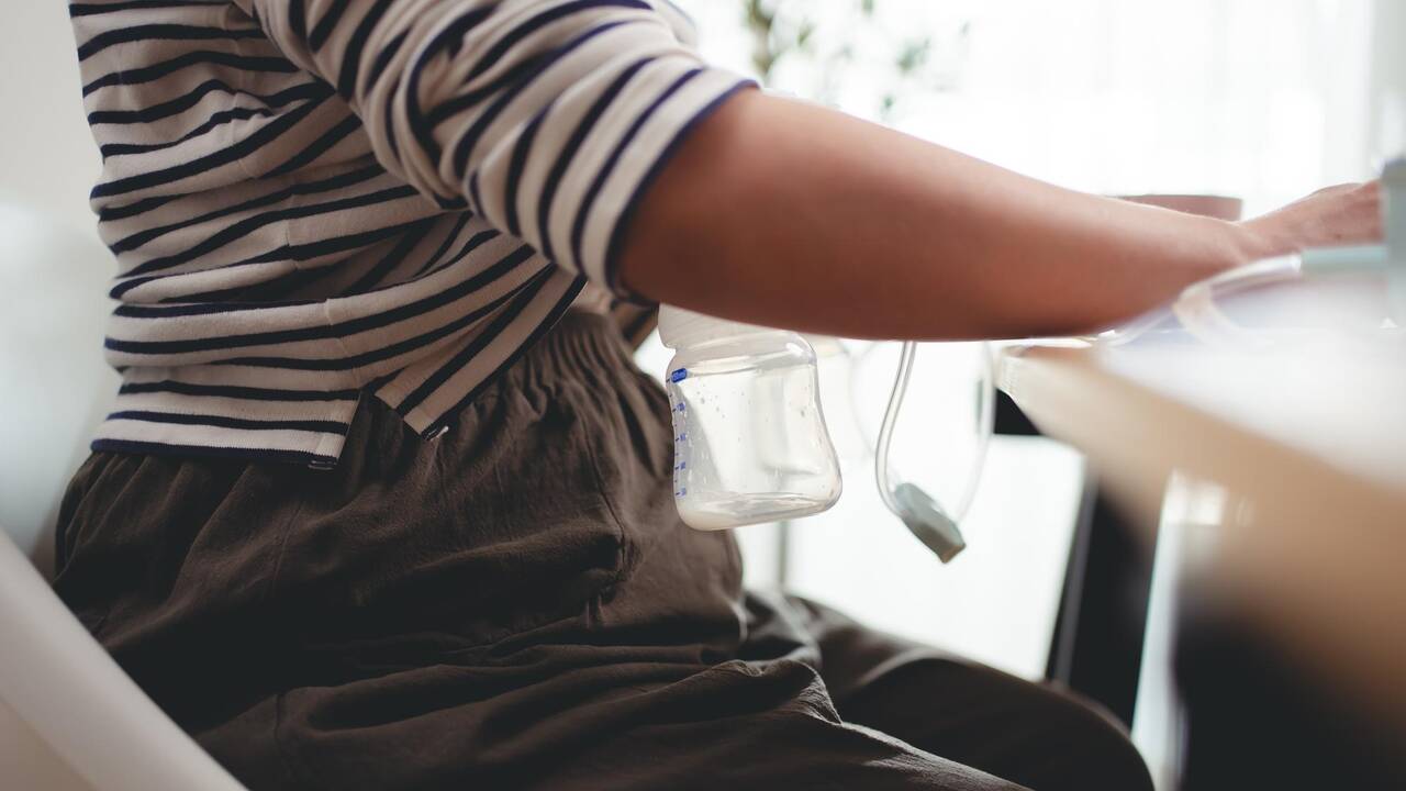 « Allaitement au travail : le parcours d'une femme face aux défis et aux avertissements »