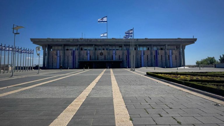 Knesset : inscription en lettres d'or sur sa façade