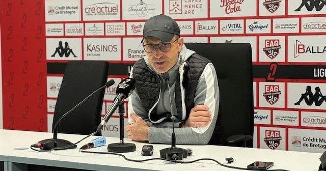 Ligue 2 : Amiens s'incline à Guingamp, le coach Alain Pochat évoque une énergie insuffisante.