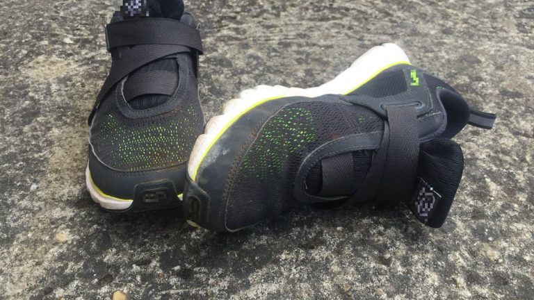 Un intérimaire amputé d’un bras après un accident de travail reçoit des chaussures à scratch à l’hôpital