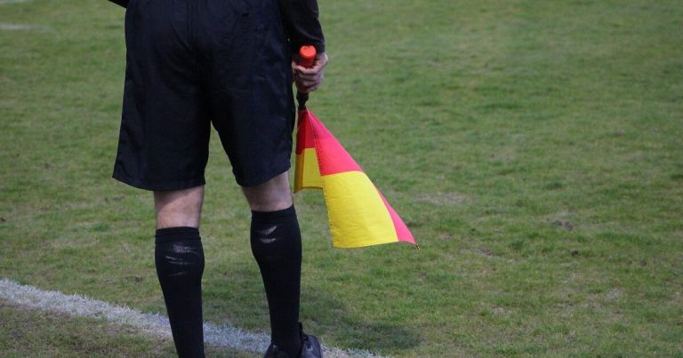 High Kick, rodéo sauvage, insultes et escorte policière : une plainte déposée après un match de football en Dordogne - ICI