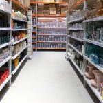 Un client se retrouve enfermé seul dans un magasin de bricolage après la fermeture.