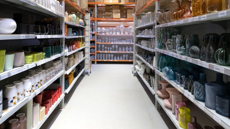 Un client se retrouve enfermé seul dans un magasin de bricolage après la fermeture.