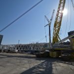 Installation d'une grue à Sète pour remplacer celle tombée sur un cargo lors de la tempête Nils