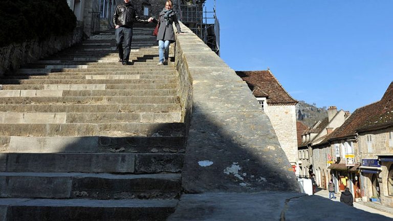 Fermeture du grand escalier de Rocamadour deux semaines avant Pâques : appel à une réouverture rapide