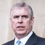 Andrew Mountbatten : un détail sur ses cartons de déménagement révèle son adaptation difficile