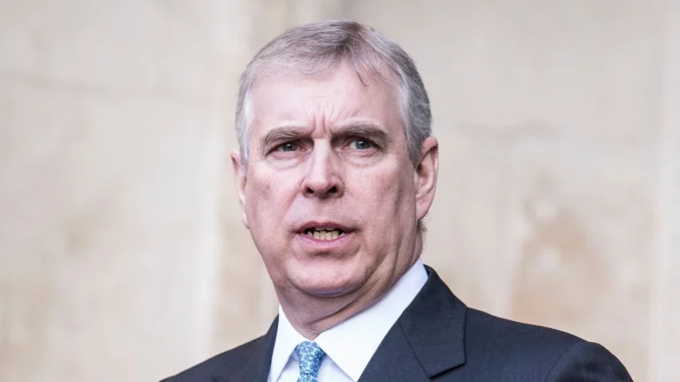 Andrew Mountbatten : un détail sur ses cartons de déménagement révèle son adaptation difficile