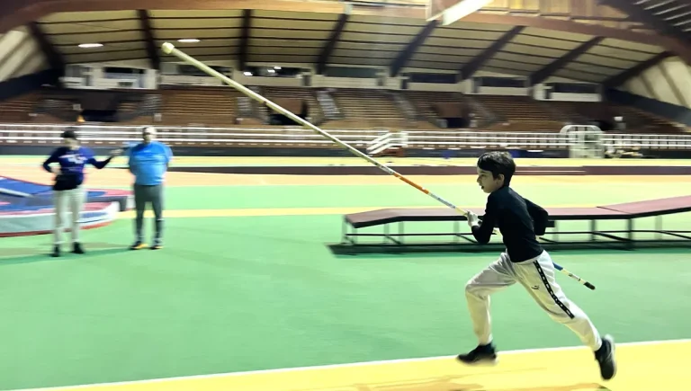 Marcus, 12 ans, partage sa passion pour le saut à la perche dans le podcast France Inter