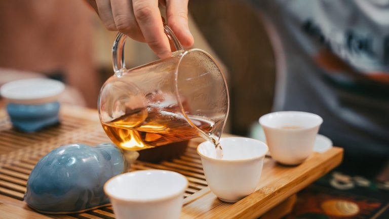 Thé : avantages et inconvénients à connaître pour une consommation éclairée