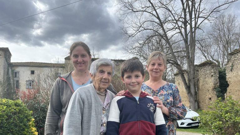 PORTRAIT. Qui est cette agricultrice centenaire qui répare sa maison en montant sur le toit ?