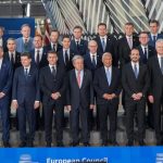 Le secrétaire général de l'Onu, António Guterres (au centre), sur la photo de groupe prise avant le sommet européen à Bruxelles, le 19 mars 2026