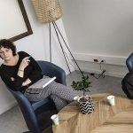 Tiphaine Ropart accueille un p&egrave;re et son fils dans le cadre d'une m&eacute;diation familiale de l'Udaf (Union d&eacute;partementale des associations familiales) de Savoie